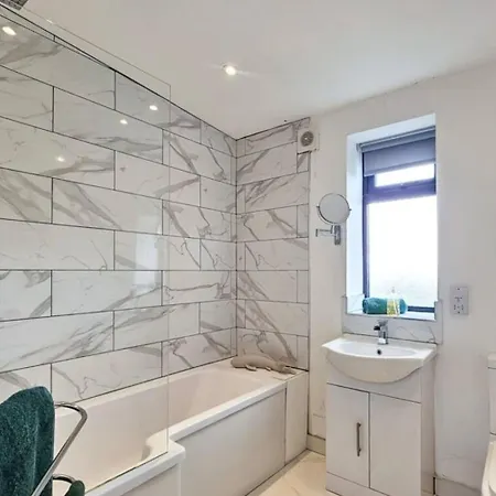 2 Bed Modern Country Incredible Views Near Harrogate Stainburn